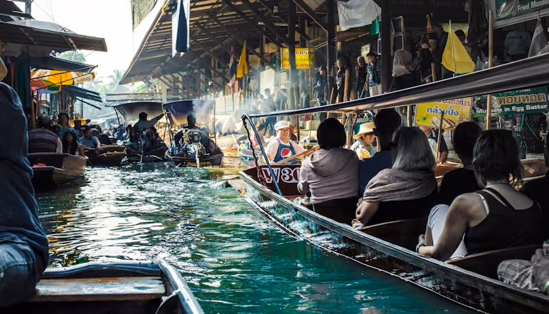 Marché flottant de Damnoen Saduak en Thaïlande avec ses barques chargées de fruits et légumes